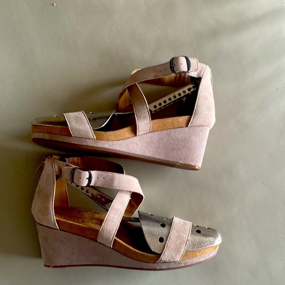 LUCKY BRAND |‎  Karston Wedge Beige Suede Sandal | Size 8.5/39